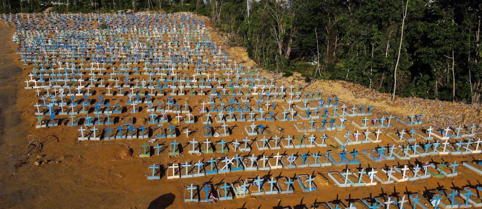 Área do cemitério Nossa Senhora Aparecida, em Manaus, onde são enterrados mortos por Covid-19 Foto: Michael Dantas/AFP/27-12-2020