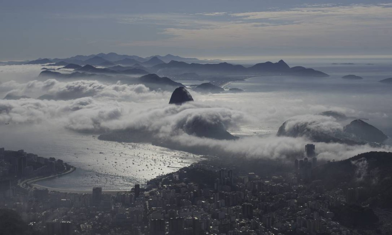 Enseada de Botafogo vista encoberta por névoa Foto: Márcia Foletto / Agência O Globo