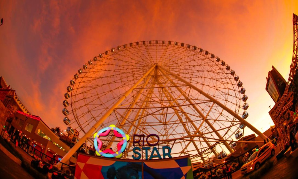 Rio Star, a roda gigante do Rio, na região do Porto Foto: Roberto Moreyra / Agência O Globo