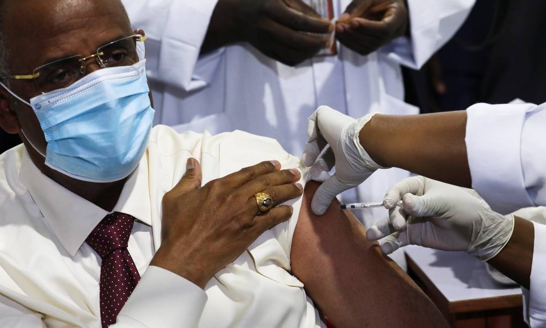 Patrick Achi, secretário-geral da presidência da Costa do Marfim, recebe a vacinação contra a Covid-19 durante uma campanha de vacinação em Abidjan, Costa do Marfim, em 1 de março de 2021 Foto: LUC GNAGO / REUTERS