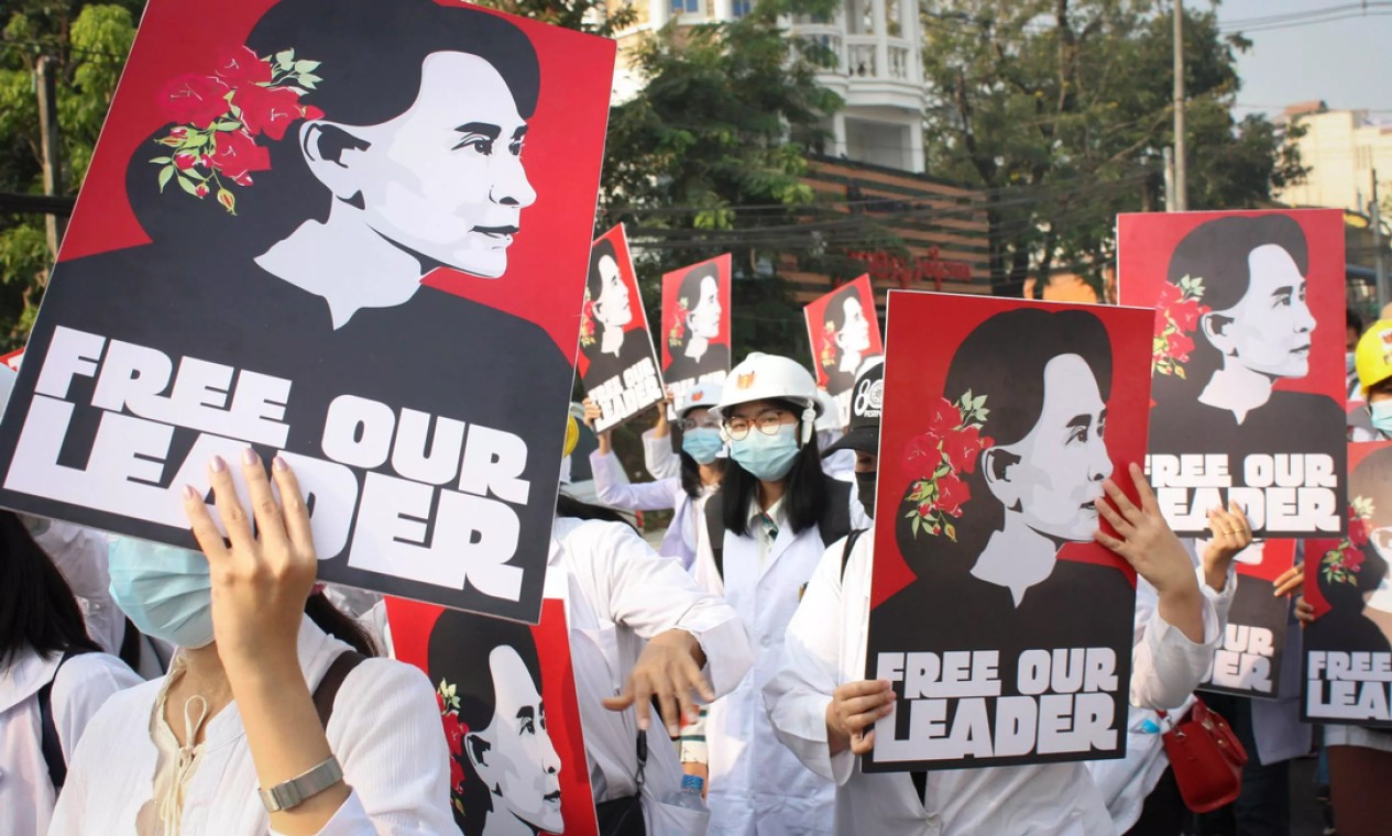 Estudantes de medicina e profissionais de saúde desfilam com cartazes pedindo a liberdade de Aung San Suu Kiy na cidade de Yangon, capital econômica de Mianmar Foto: AP Photo - 28/02/2021