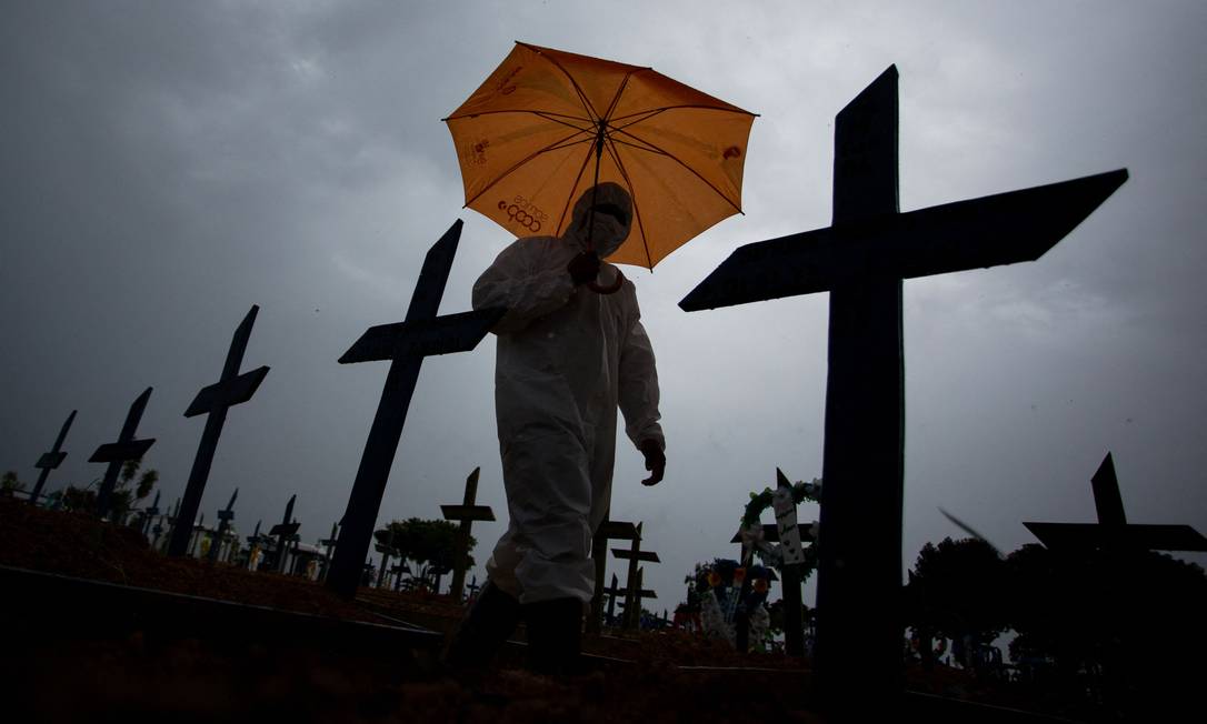 Cemitério Nossa Senhora Aparecida em Manaus, Amazonas, estado que registrou maior crescimento de mortes em 2021. Foto: MICHAEL DANTAS / AFP