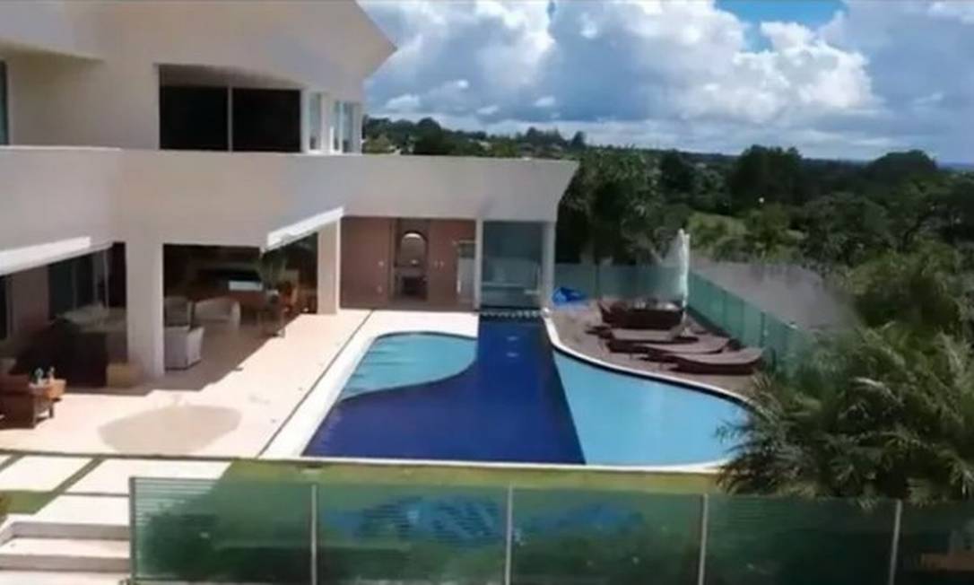 Área externa da mansão adquirida por Flávio Bolsonaro, em Brasília, por R$ 6 milhões Foto: Reprodução