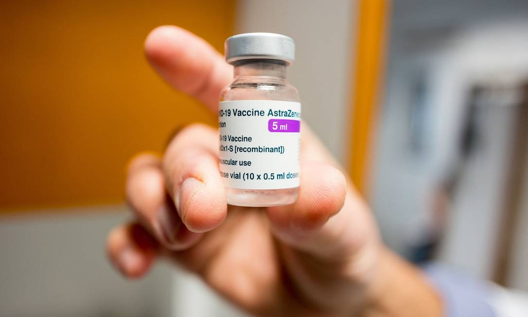 Frasco da vacina AstraZeneca contra Covid-19, que contém dez doses Foto: FRED SCHEIBER / AFP