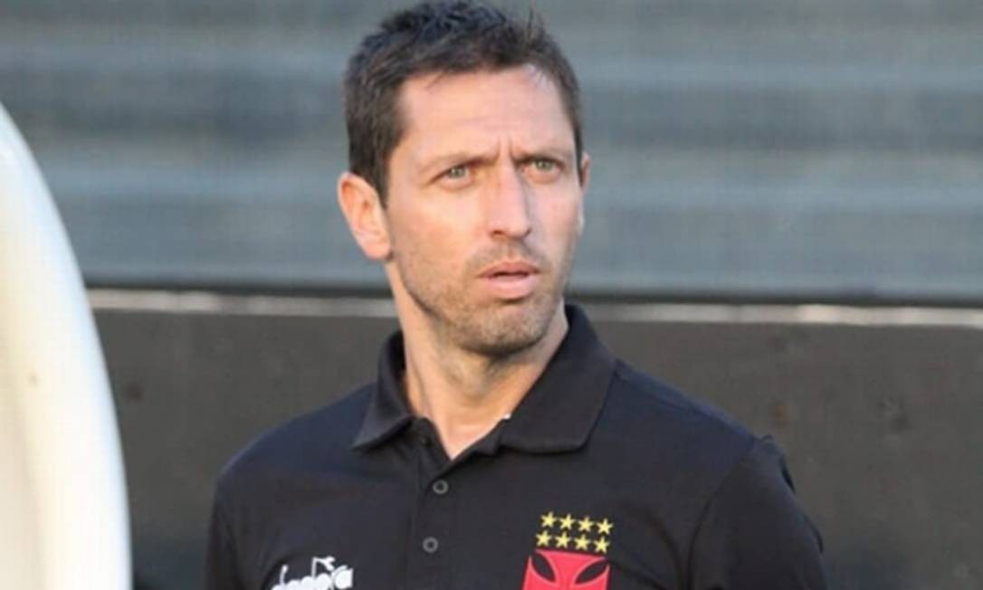 Ex-Vasco e Macaé, Siston vai treinar o cruz-maltino na primeira rodada; ele é o atual técnico do sub-20 Foto: Vasco da Gama/Divulgação