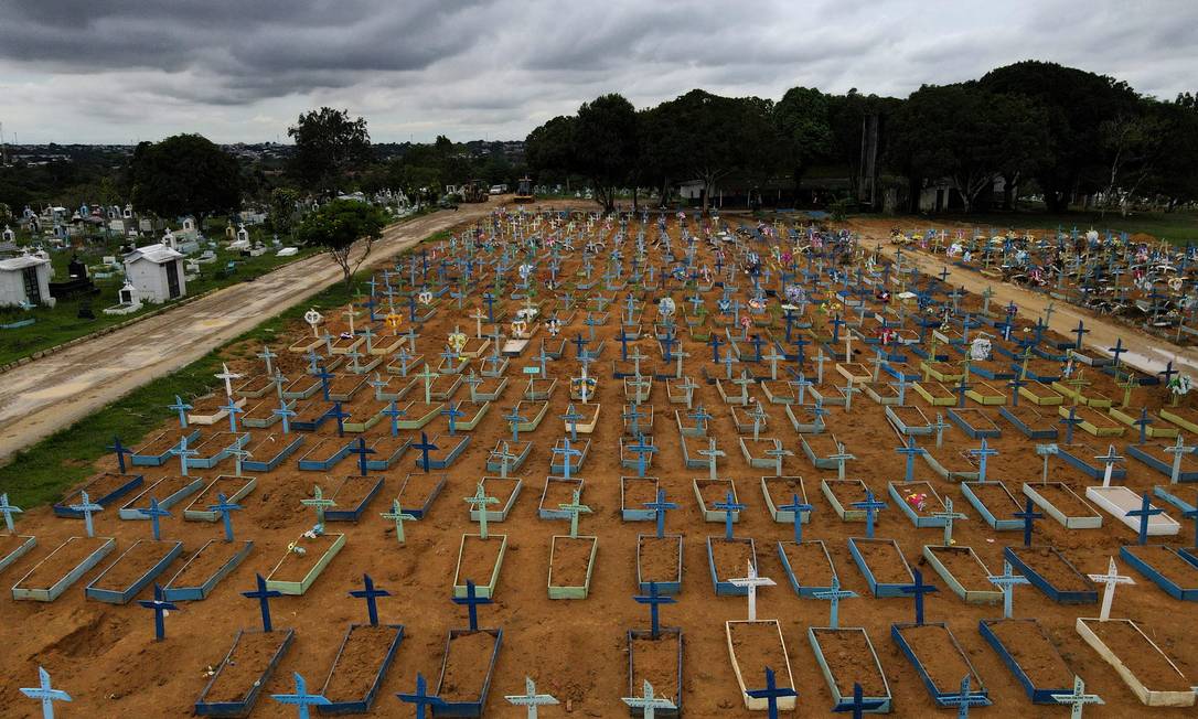 Vista aérea do cemitério Parque Taruma, em Manaus Foto: BRUNO KELLY / REUTERS