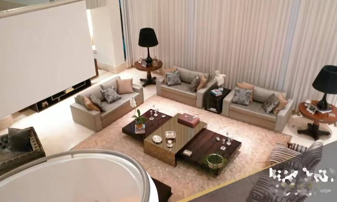 Sala de estar da mansão comprada por Flávio Bolsonaro Foto: Reprodução