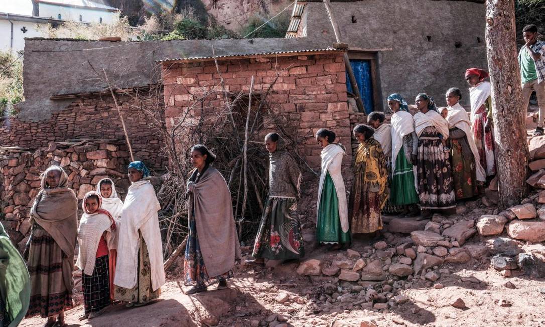 Pessoas se reúnem para lamentar as vítimas de um massacre supostamente perpetrado por soldados da Eritreia na vila de Dengolat, ao norte de Mekele, capital de Tigray. Um repórter e dois tradutores foram presos na região. Foto: EDUARDO SOTERAS/ 26/02/2021 / A//FP