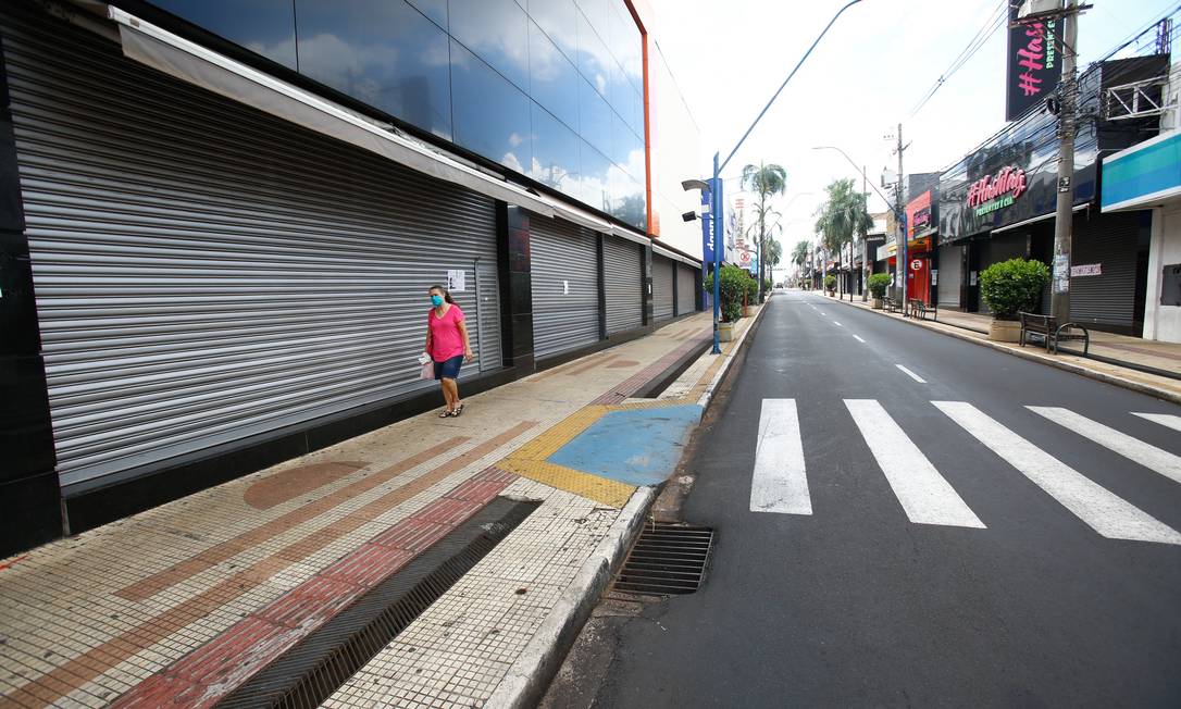 Rua do centro de Araraquara, no interior de SP, durante lockdown, em foto de 15 de fevereiro de 2021 Foto: Joel Silva/Fotoarena / Agência O Globo