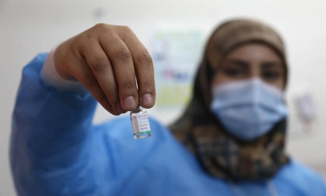 Vacina produzida pela Sinopharm, da China, não está entre as que foram compradas pelo governo do Brasil Foto: MOHAMMED SAWAF / AFP