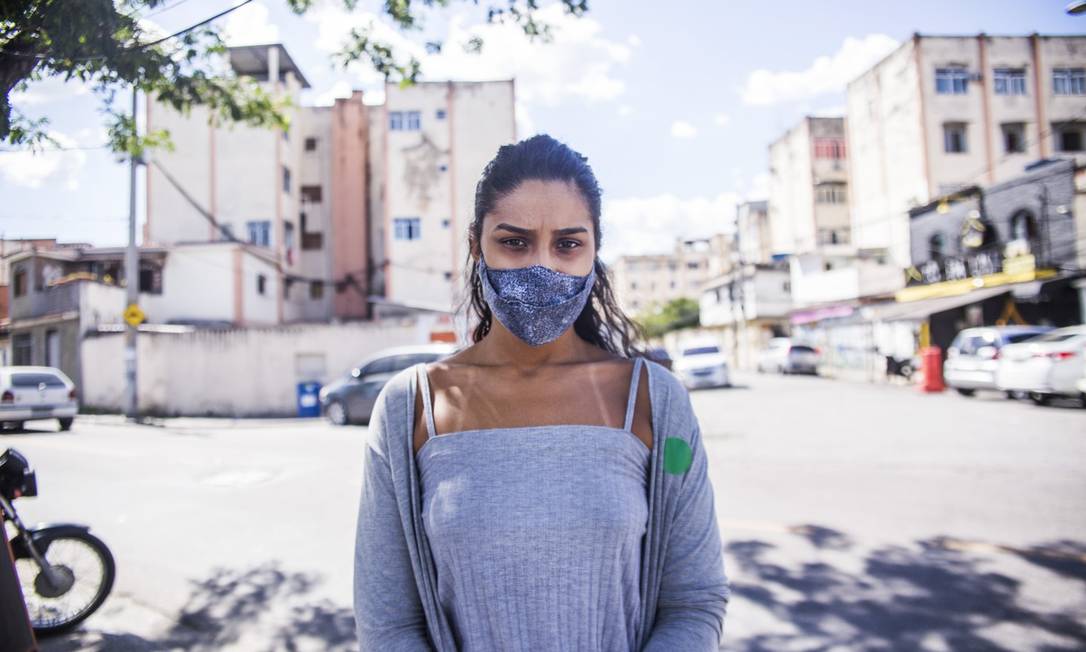 Sintomas. Ana Betriz, de 20 anos, chegou à UPAde Bangu com febre e dor Foto: Maria Isabel Oliveira / Agência O Globo