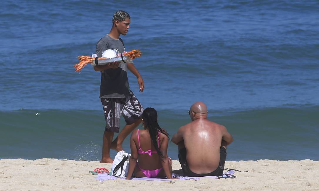 Novas medidas proíbem a circulação de ambulantes nas praias da cidade do Rio Foto: Fabiano Rocha / O Globo - 08.08.2020