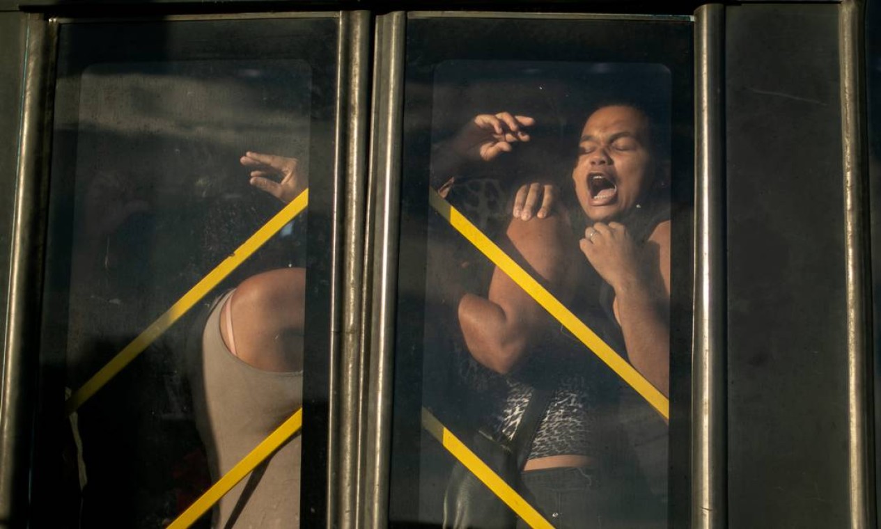 Mulher é imprensada contra porta de ônibus do BRT no Mato Alto, Campo Grande, Zona Oeste do Rio Foto: Brenno Carvalho / Agência O Globo - 04/03/2021