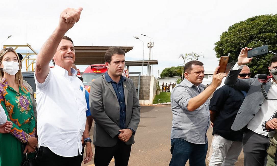 Bolsonaro confirma compra de vacina da Pfizer e diz que primeiras doses chegam em abril