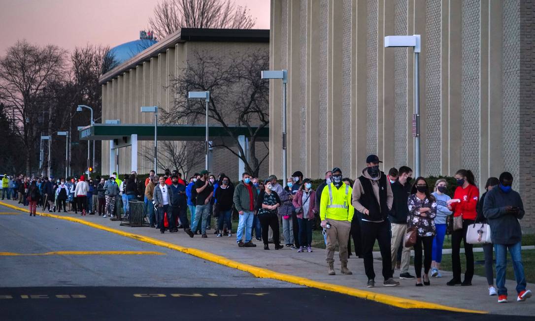 Centenas de eleitores esperam na fila para votar em West Allis, no Wisconsin Foto: CHANG W. LEE / NYT / 3-11-2020