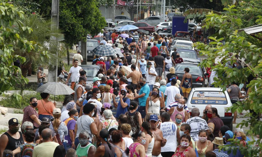 A aglomeração no posto do bairro Canaã Foto: Fabiano Rocha / Agência O Globo