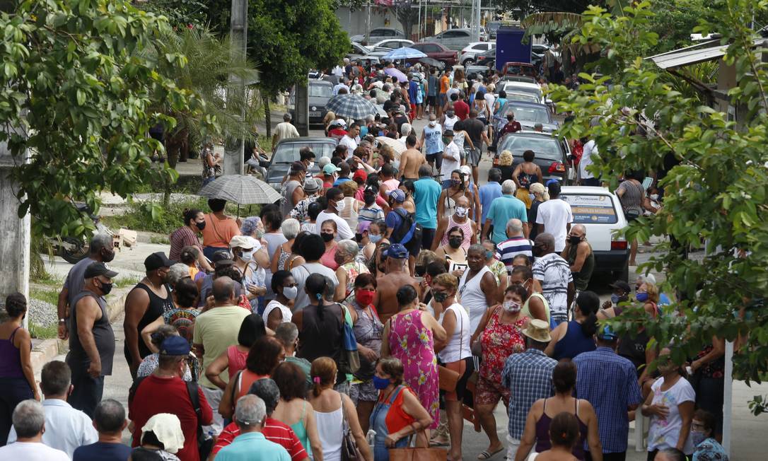 Sem necessidade de apresentar comprovante de residência, o primeiro dia de vacinação em Duque de Caxias foi marcado por aglomeração, tumulto e frustração Foto: Fabiano Rocha / Agência O Globo - 05/03/2021