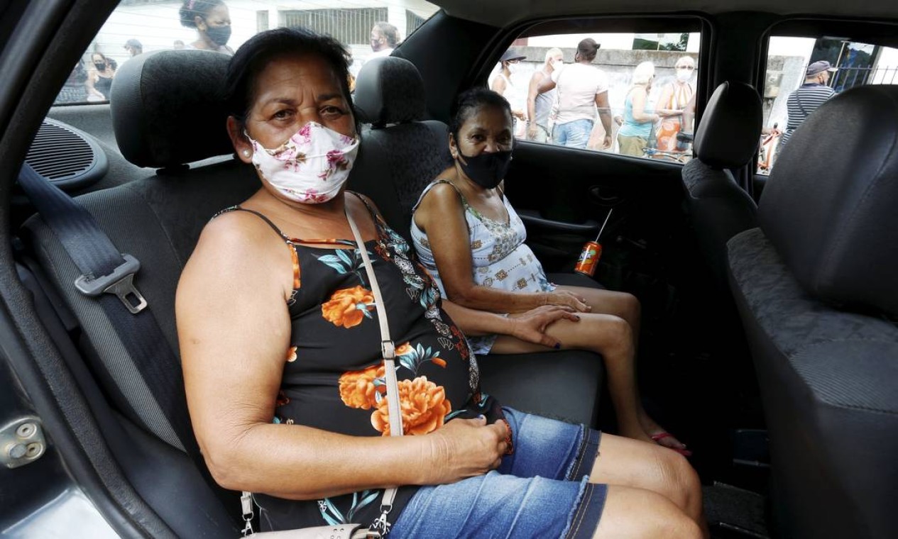 As irmãs Vera Lúcia, 60, e Maria da Graça Santos, 70, não conseguiram se vacinar Foto: Fabiano Rocha / Agência O Globo