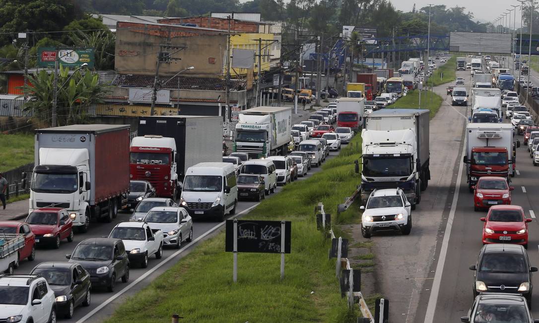 Drive to try to get the vaccine caused a traffic jam on BR-040 Photo: Fabiano Rocha / Agência O Globo - 03/05/2021