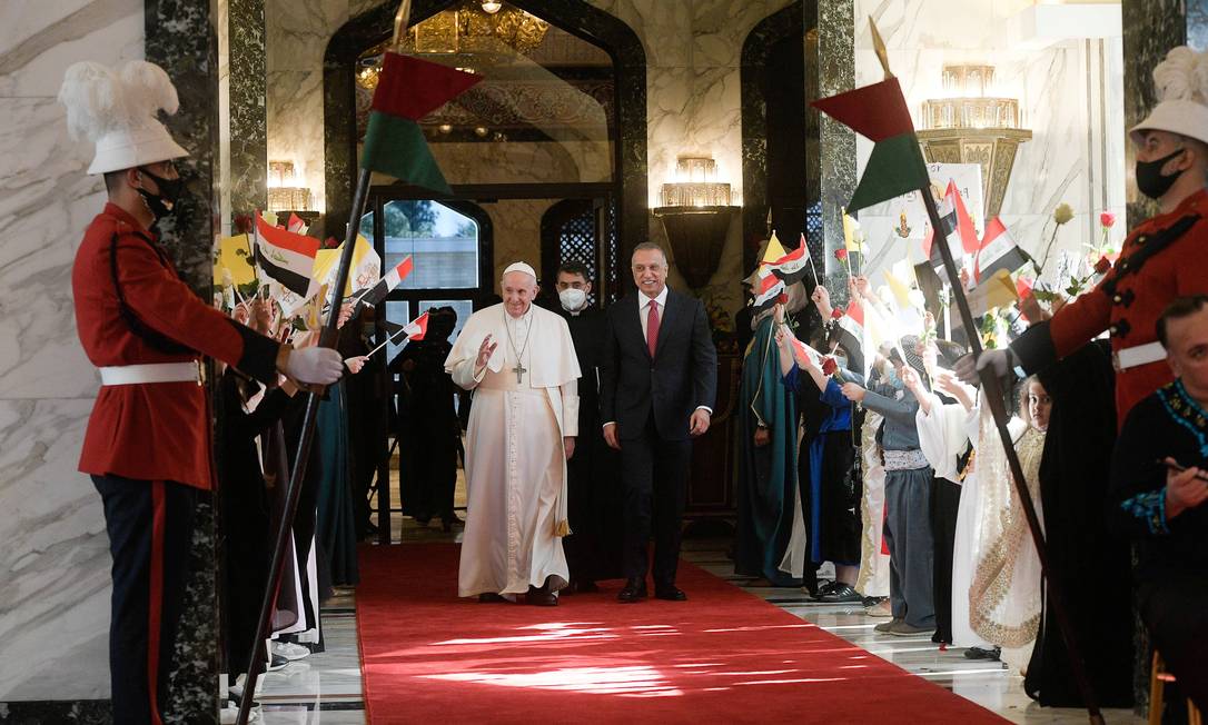 O primeiro-ministro iraquiano, Mustafa Al-Kadhimi, caminha com o Papa Francisco em sua chegada ao Aeroporto Internacional de Bagdá Foto: VATICAN MEDIA / via REUTERS