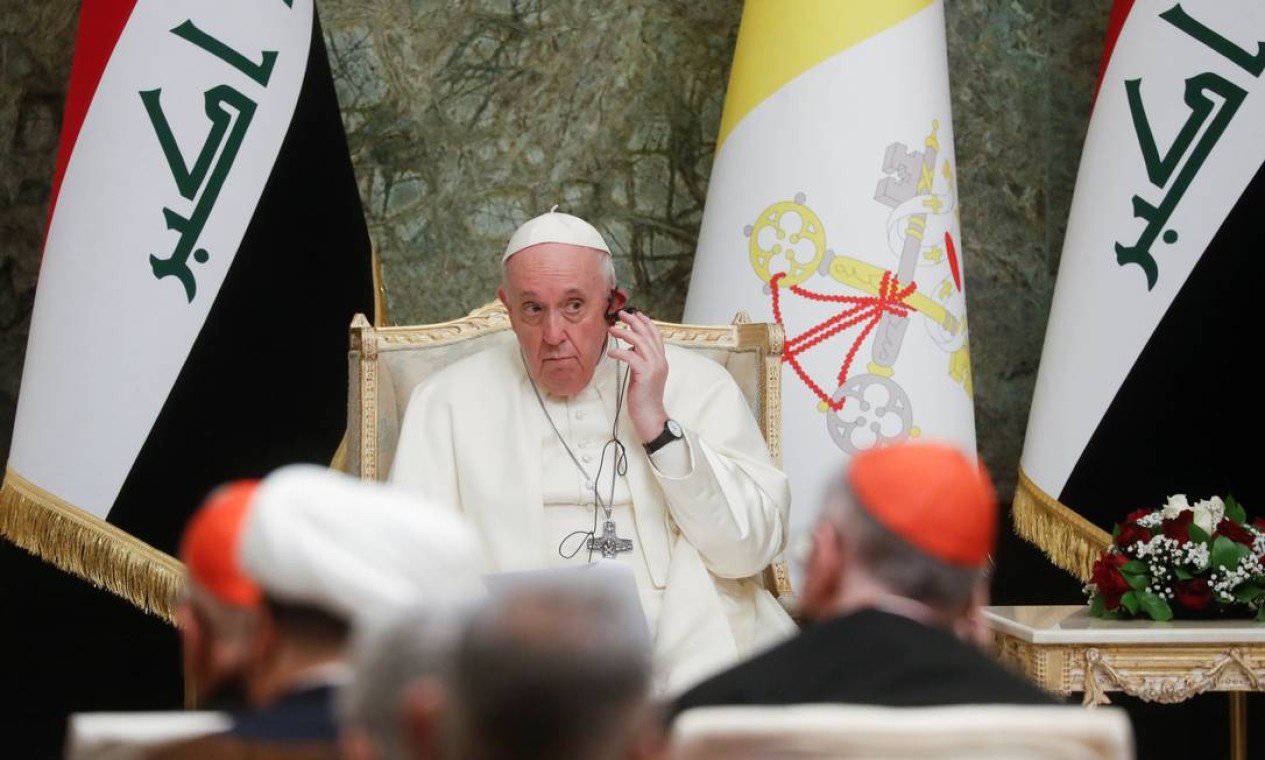 O Papa Francisco ajusta seu fone de ouvido enquanto o presidente iraquiano Barham Salih fala durante uma cerimônia no Palácio Presidencial em Bagdá, Iraque, 5 de março de 2021. REUTERS / Yara Nardi Foto: YARA NARDI / REUTERS