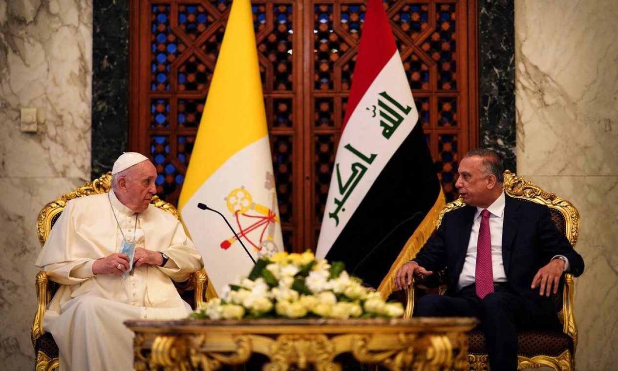 O primeiro-ministro do Iraque, Mustafa al-Kadhemi dá as boas-vindas ao Papa Francisco na Sala VIP do Aeroporto de Bagdá Foto: AYMAN HENNA / AFP