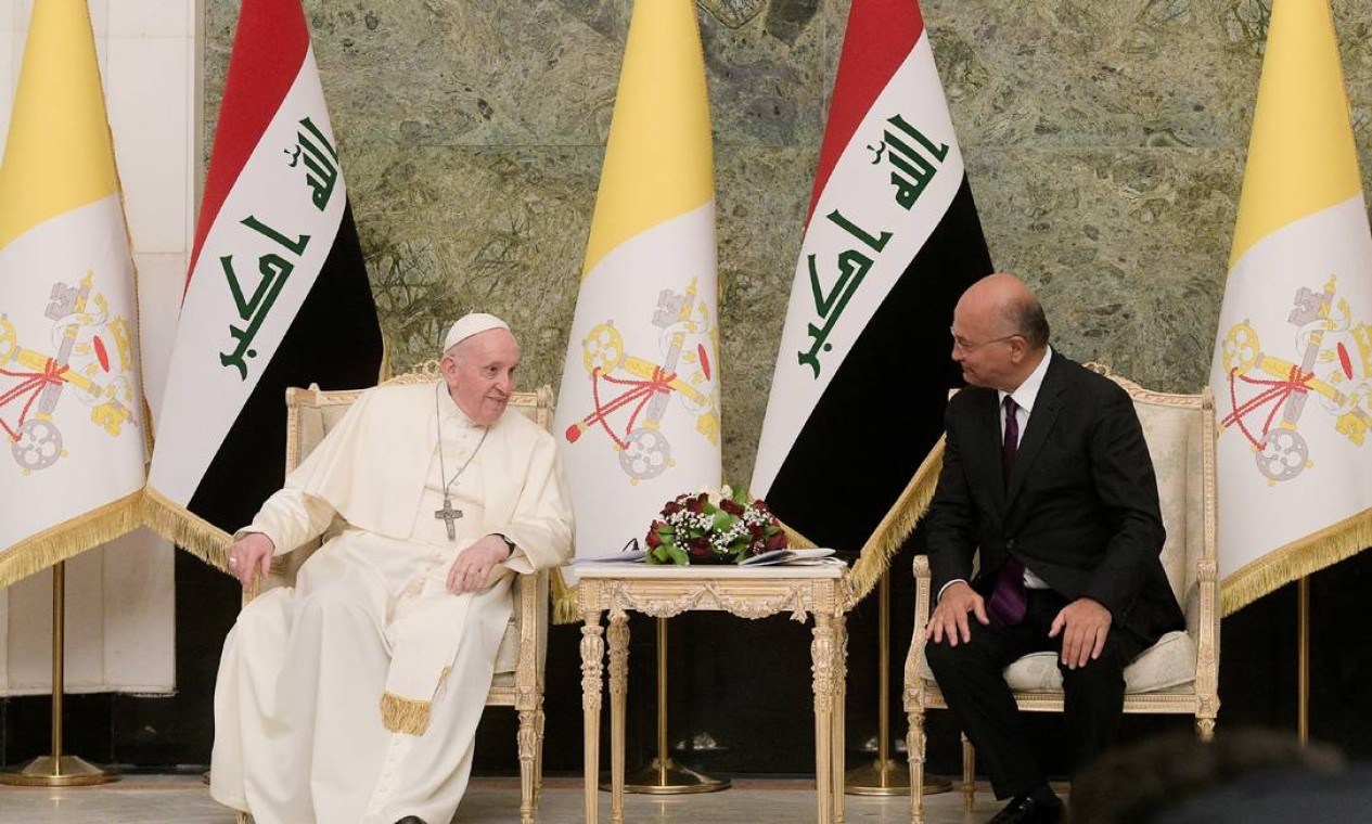 Papa Francisco encontra-se com o presidente iraquiano Barham Salih no Palácio Presidencial em Bagdá Foto: VATICAN MEDIA / via REUTERS