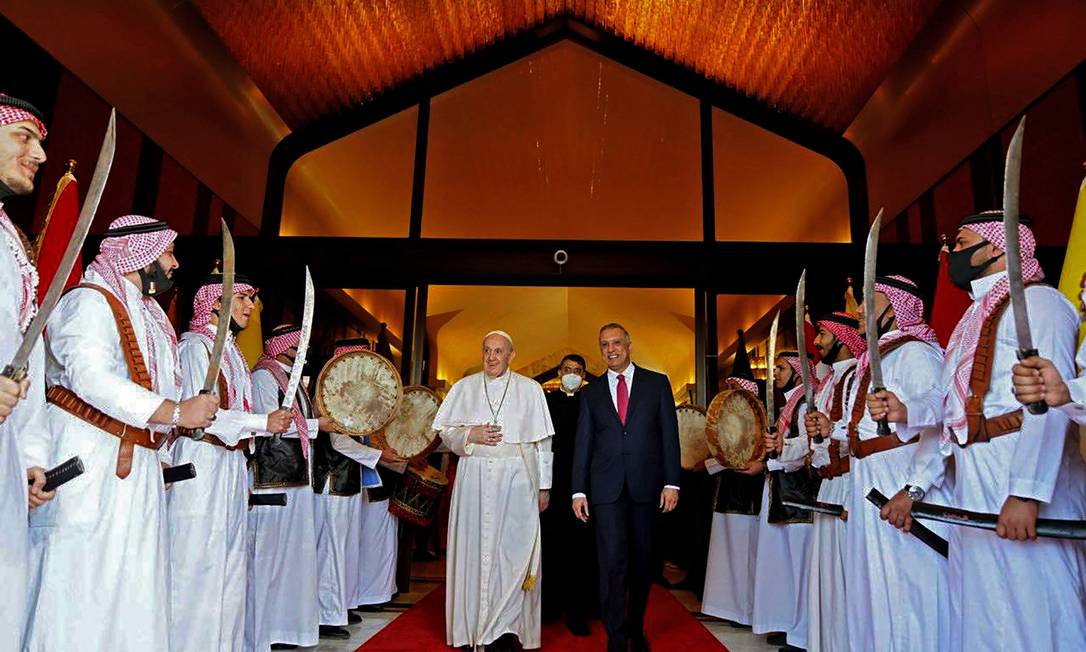 Primeiro-ministro Mustafa al-Kadhemi recebendo o Papa Francisco em sua chegada à capital Bagdá Foto: - / AFP