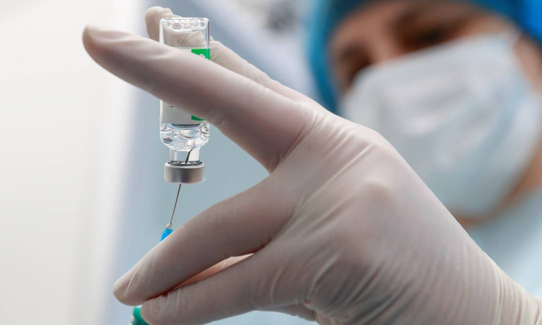 Um trabalhador médico enche uma seringa com a vacina da Universidade de Oxford/AstraZeneca contra a Covid-19 Foto: VALENTYN OGIRENKO / REUTERS