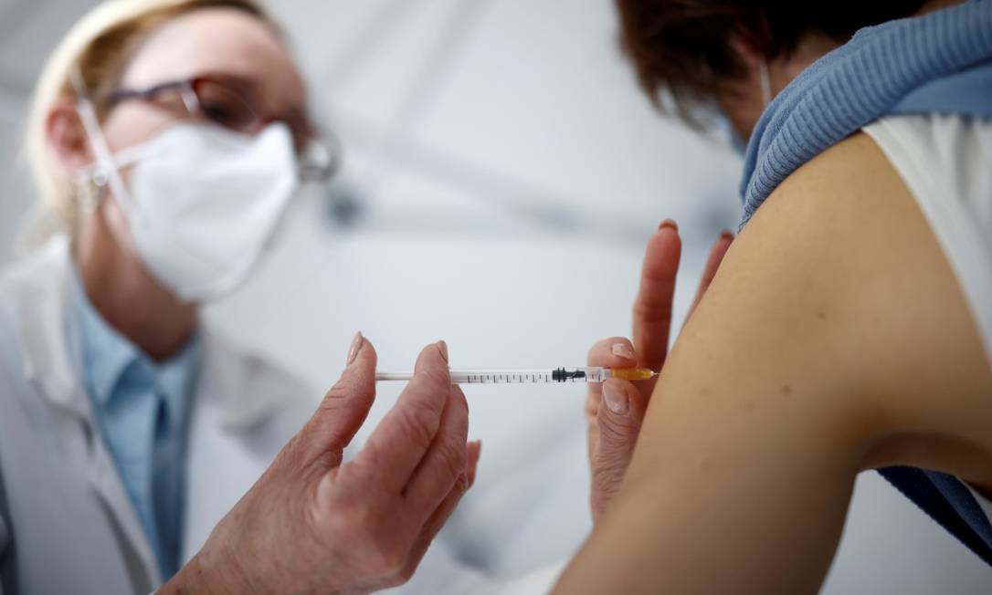 Enfermeira administra dose de vacina da AstraZeneca em mulher na cidade de La Baule, na França Foto: STEPHANE MAHE / REUTERS / 17-2-21