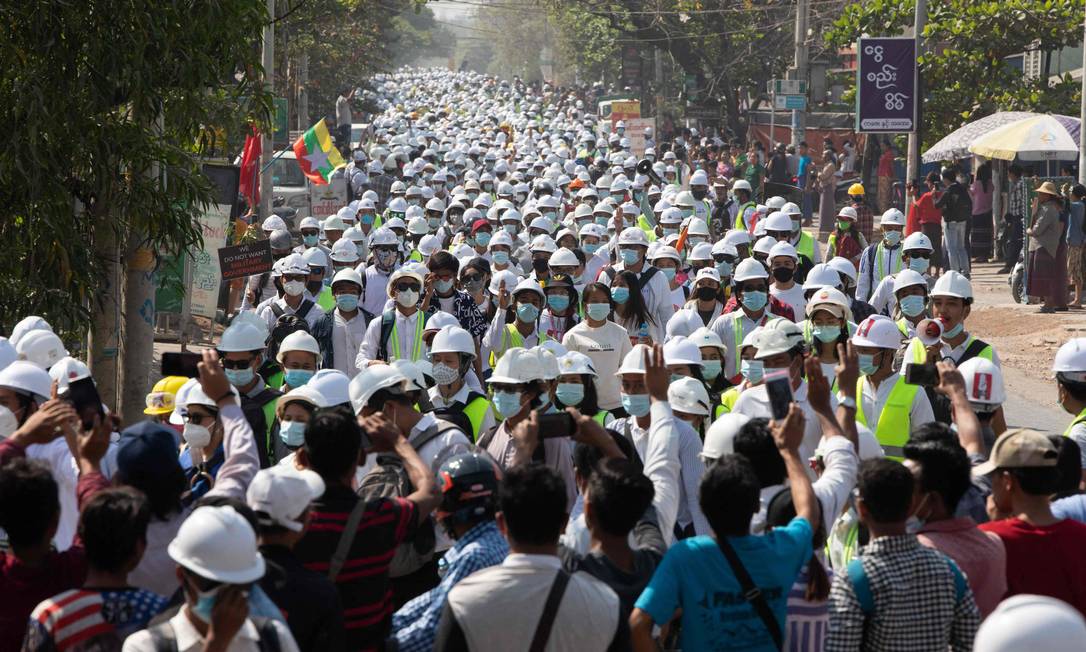 Manifestantes participam de manifestação contra o golpe militar em Mandalay, segunda maior cidade de Mianmar Foto: STR / AFP