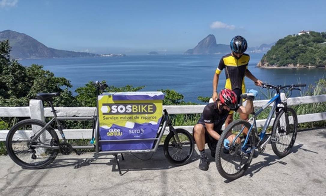 
Na orla da Boa Viagem, ciclista do projeto faz aperto no eixo da roda de uma bicicleta
Foto:
SOS Bikes
/
Divulgação
