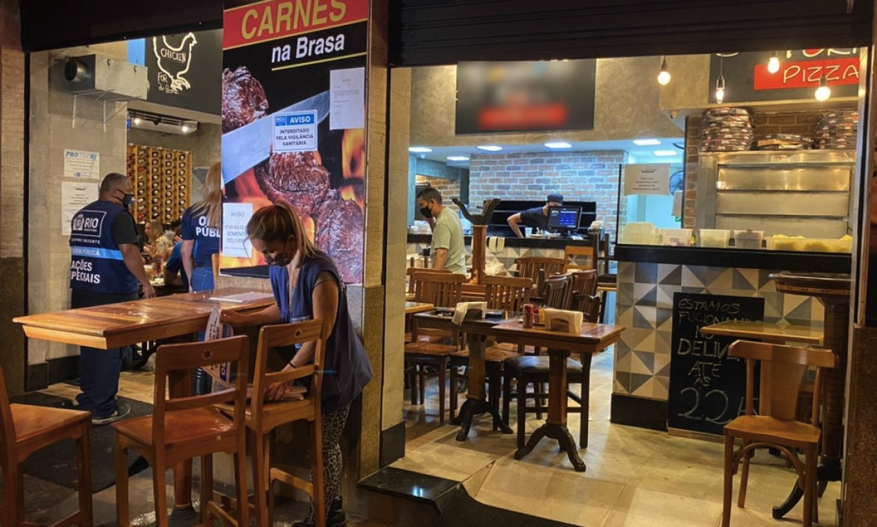 Restaurante foi interditado em Copacabana ao tentar enganar fiscais fechando as portas com clientes dentro, segundo a Seop Foto: Divulgação
