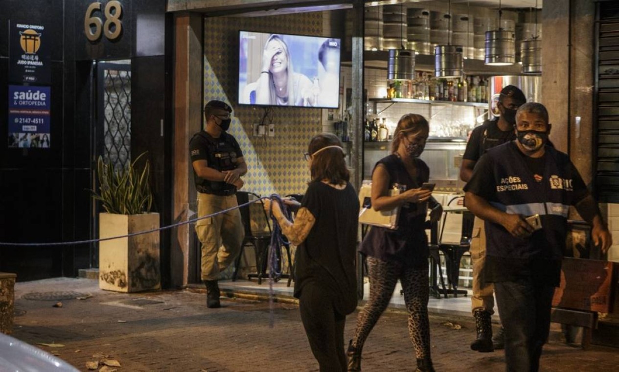 Bar foi flagrado por agentes da prefeitura servindo chope a cliente na Rua Maria Quitéria, em Ipanema, por volta das 22h: multado Foto: Alexandre Cassiano / Agência O Globo