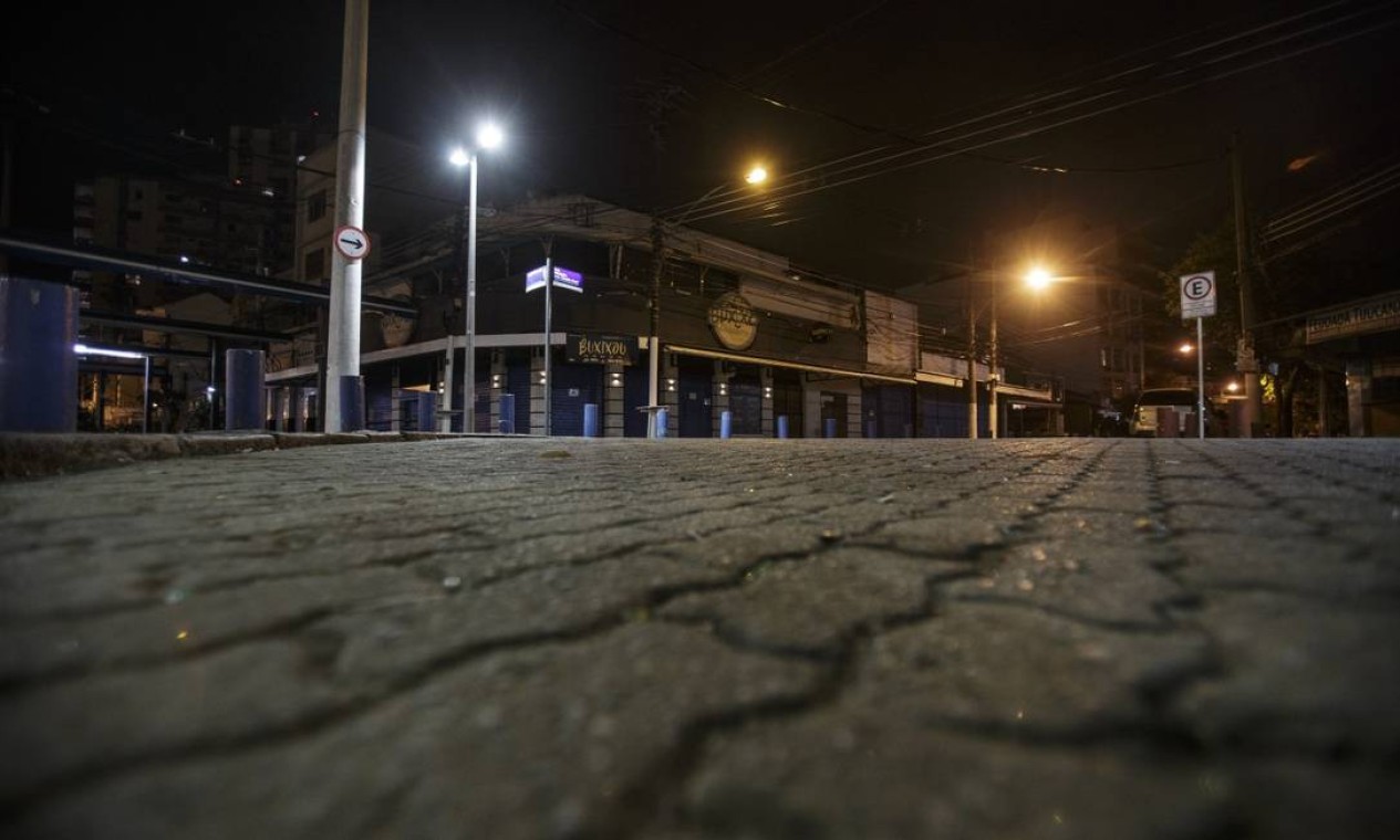 Praça Vanhargem, na Tijuca: vazio completo no primeiro dia de restrições da prefeitura Foto: Alexandre Cassiano / Agência O Globo