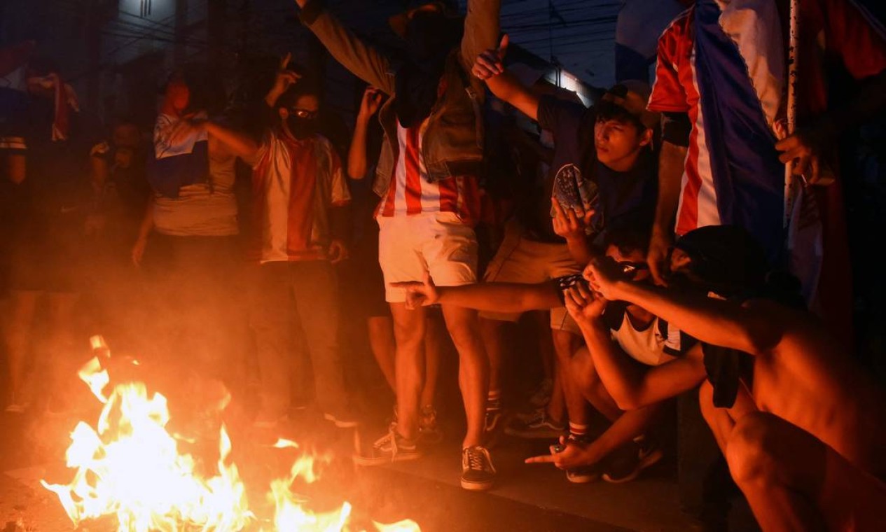Manifestantes se reúnem em barricada de fogo em protesto contra o presidente Mario Abdo Benítez Foto: NORBERTO DUARTE / AFP