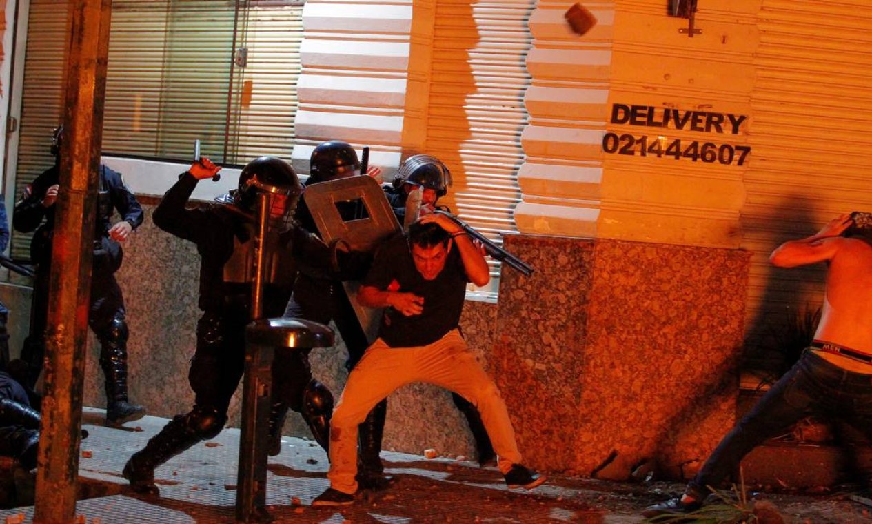Policiais agridem manidestantes durante protestos na capital Assunção Foto: CESAR OLMEDO / REUTERS