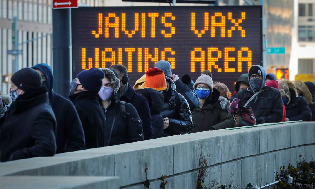 Pessoas fazem fila para serem vacinas em um centro de convenção de Manhattan; EUA estão aplicando 2 milhões de doses por dia Foto: MIKE SEGAR / REUTERS/2-2-2021