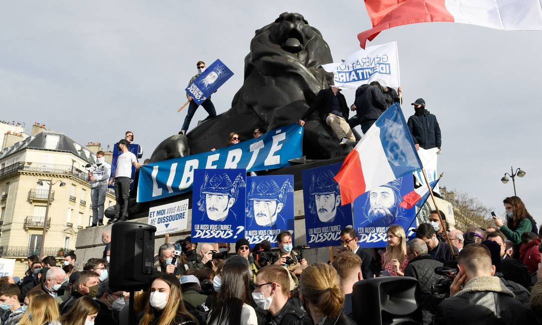 Protesto em Paris contra a dissolução do grupo Geração Identitária, acusado de formação de milícias privadas para atacar imigrantes Foto: BERTRAND GUAY / AFP/20-2-2021