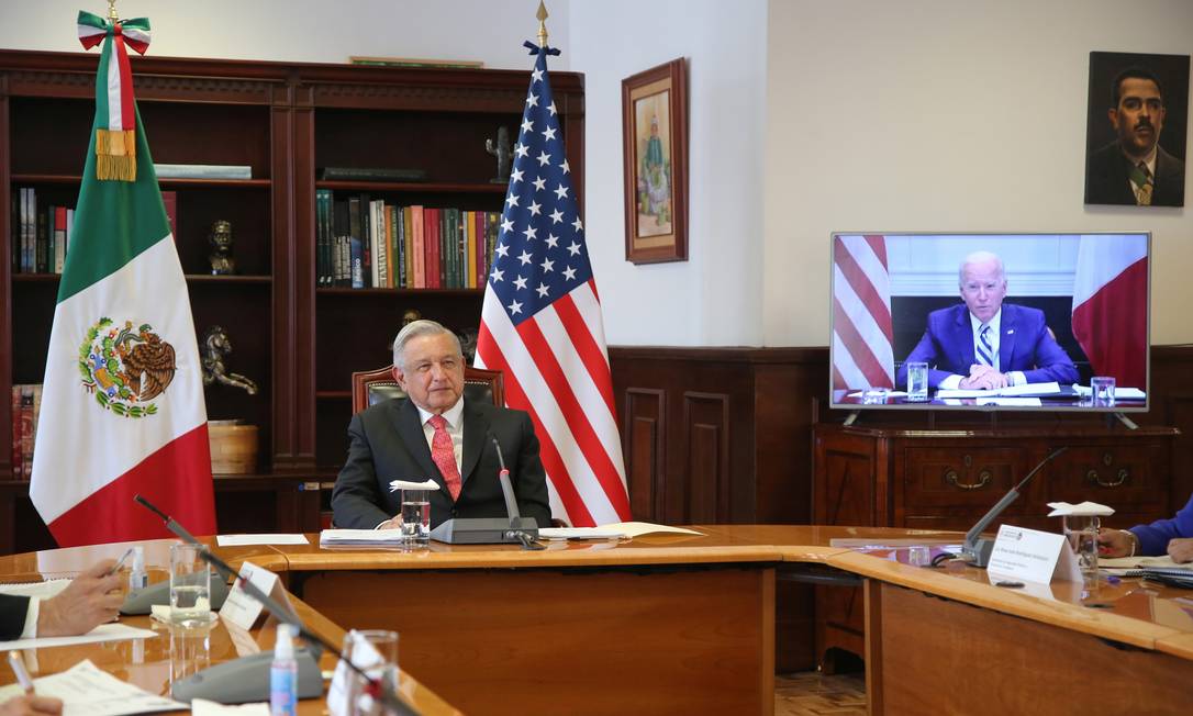 López Obrador em conversa virtual com o presidente americano Joe Biden Foto: PRESIDÊNCIA DO MÉXICO / VIA REUTERS/1-3-2021