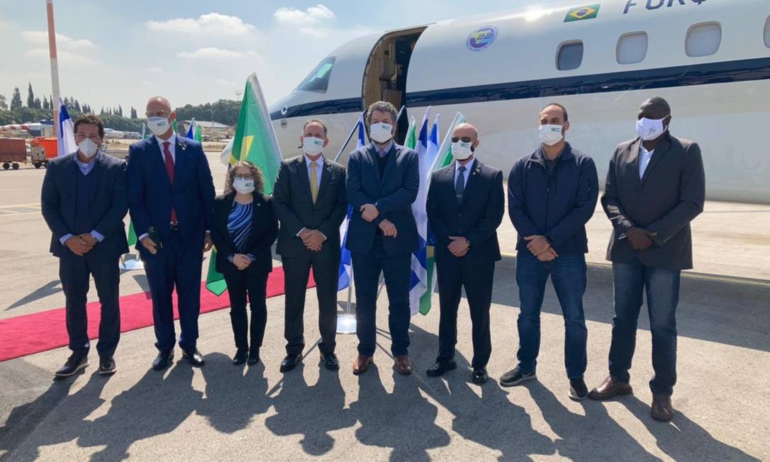 Comitiva brasileira que foi negociar pesquisas sobre o sprayEXO-CD24 no desembarque em Israel Foto: Reprodução/Twitter