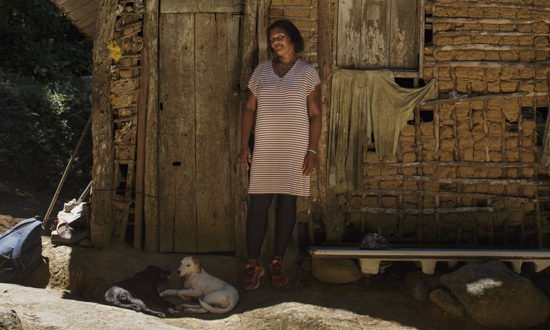 Hilda da Conceição da Silva, de 38 anos, em frente a casa de barro onde morou com a família Foto: Márcia Foletto / Agência O Globo