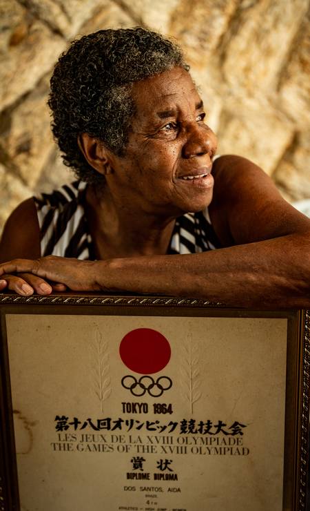 Aída dos Santos com o diploma de participação dos Jogos de Tóquio, em 1964. Ela ficou em quarto lugar no salto em altura
Foto: Roberto Moreyra / Agência O Globo