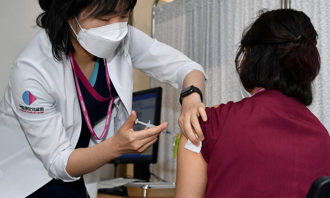 Trabalhadora da área da saúde rebe vacina contra Covid em Seul, na Coreia do Sul Foto: POOL / REUTERS
