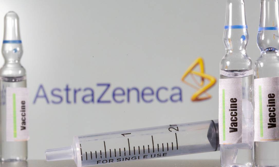 Tubos de ensaio e seringa diante do logo da farmacêutica AstraZeneca Foto: DADO RUVIC / REUTERS