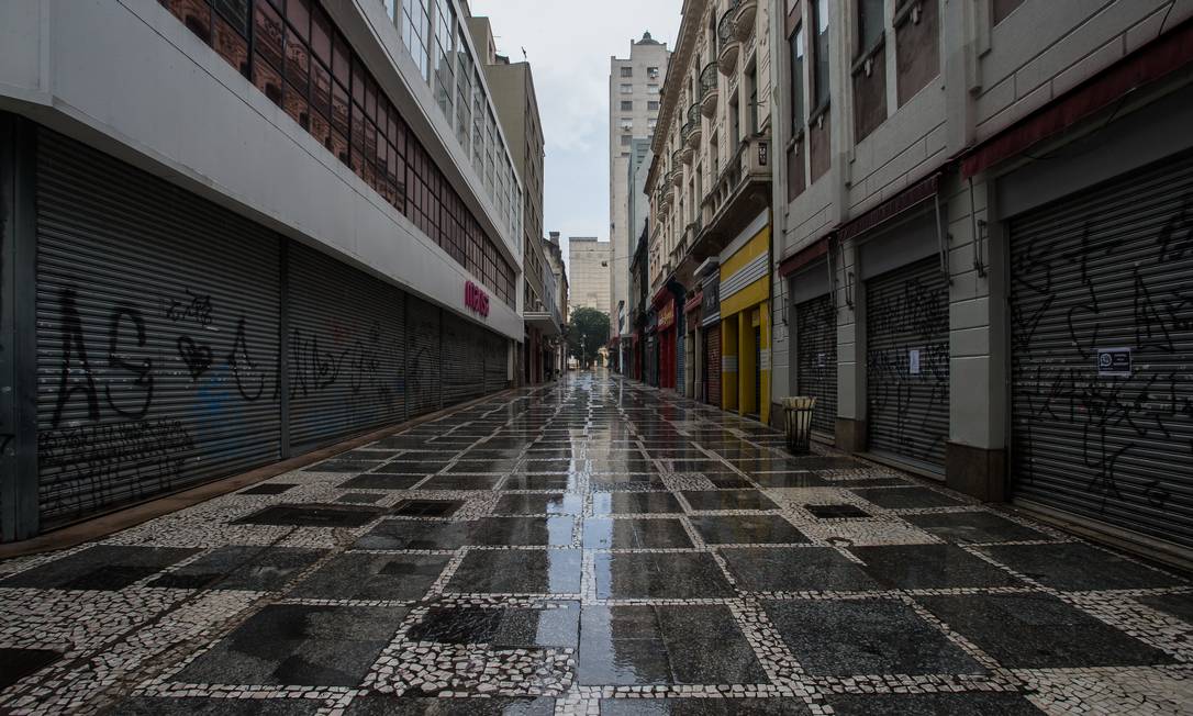 Centro de São Paulo vazio: em março, governo paulista anunciou novas medidas de restrição para serviços e comércio Foto: Edilson Dantas / Agência O Globo