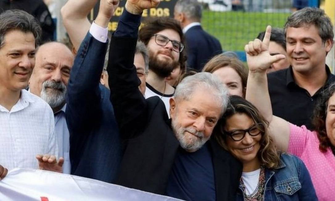 Bolsonaro e candidatos centristas devem ser afetados em caso de candidatura do petista em 2022 Foto: Reuters