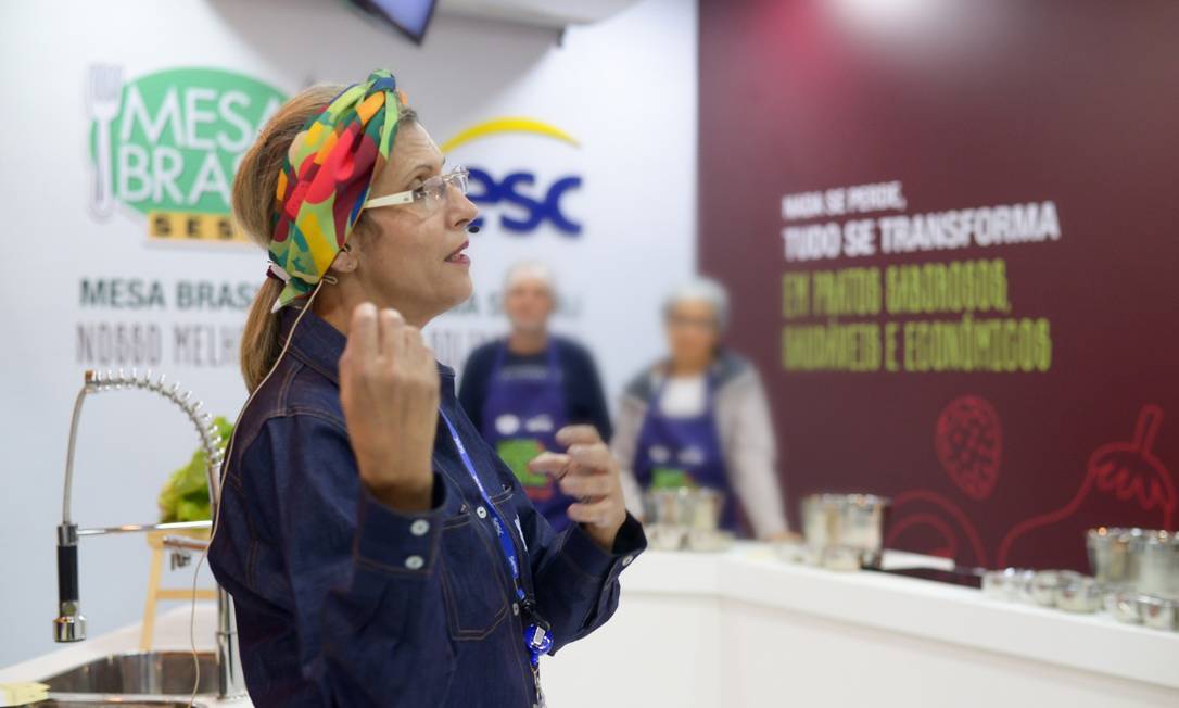 Cristine Ravizzini, nutricionista do Mesa Brasil, durante uma oficinal do Redes Gastronômicas no Rio Gastronomia 2019, antes da pandemia Foto: Divulgação/Casa da Foto