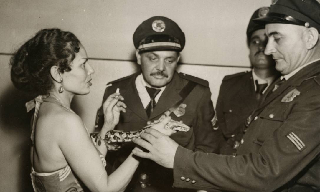 Suzy king dá queixa à polícia após sua serpente ter comido uma salsicha estragada (1956) Foto: Divulgação