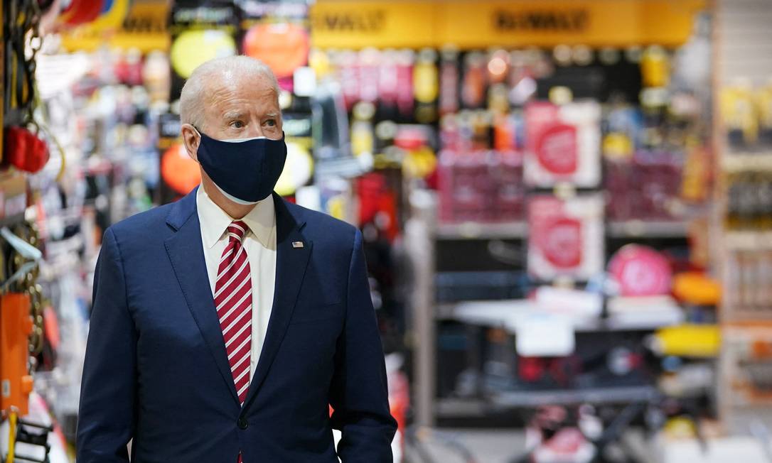 Joe Biden visita loja que se manteve aberta graças ao plano de apoio a pagamentos de salários do governo federal Foto: MANDEL NGAN / AFP